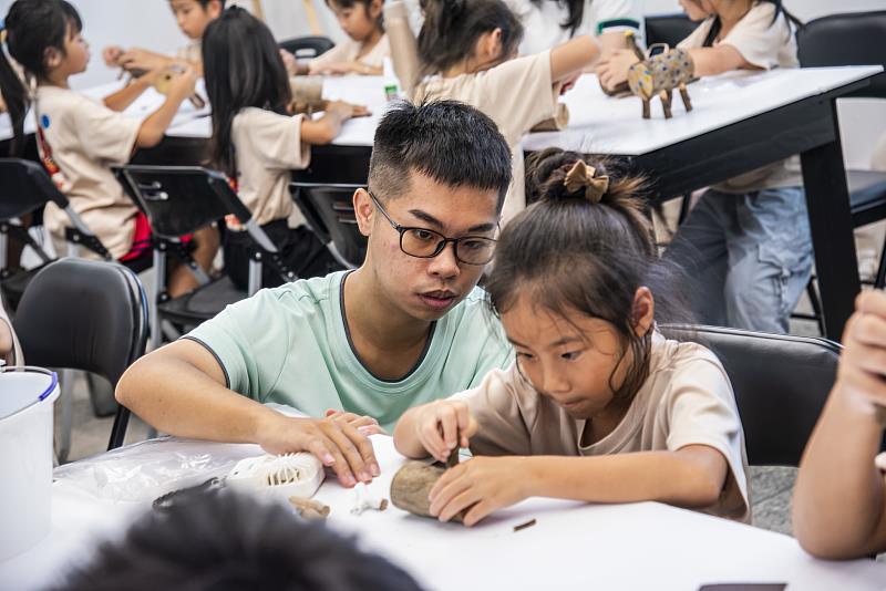 南興國小小朋友在嘉藥大學生指導下做出屬於自己的小羊。