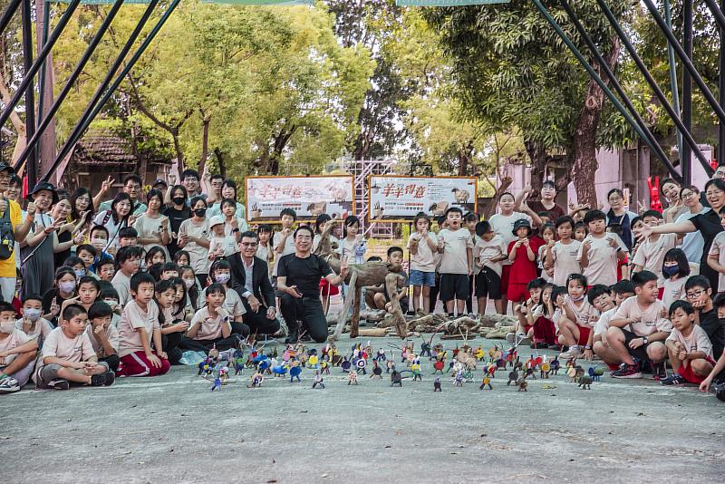 在嘉藥USR計畫與橫山木工坊的帶領下，大小朋友一起利用漂流木與乾枯樹枝創造出可愛環保小羊。