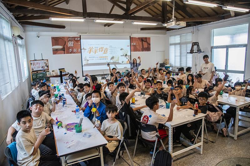 南興國小學童展現自己製作的「羊羊得意」作品。