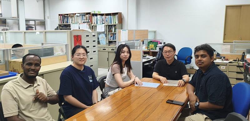 環漁系李明安副校長與林孟蓁同學及研究團隊合影。
