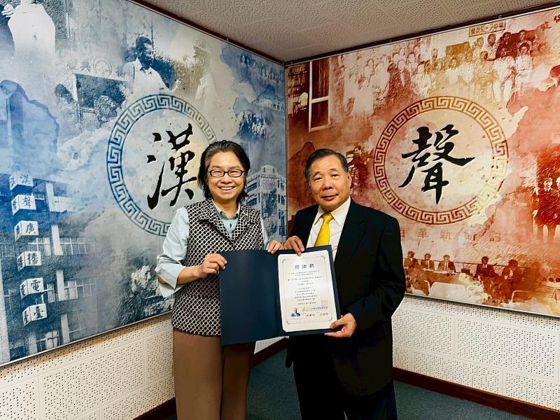 台灣尤努斯基金會董事長蔡慧玲(左)頒贈廣播專訪感謝狀予台旭環境科技中心股份有限公司創辦人暨董事長江誠榮(右)。