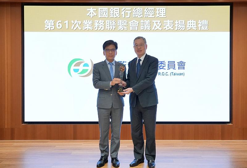 永豐銀行力挺中小企業,本(6)月獲金融監督管理委員會頒發「中小企業放款方案」績優銀行等3大獎肯定。頒獎人為金管會主委彭金隆(左)並由永豐銀行總經理莊銘福(右)代表領獎。