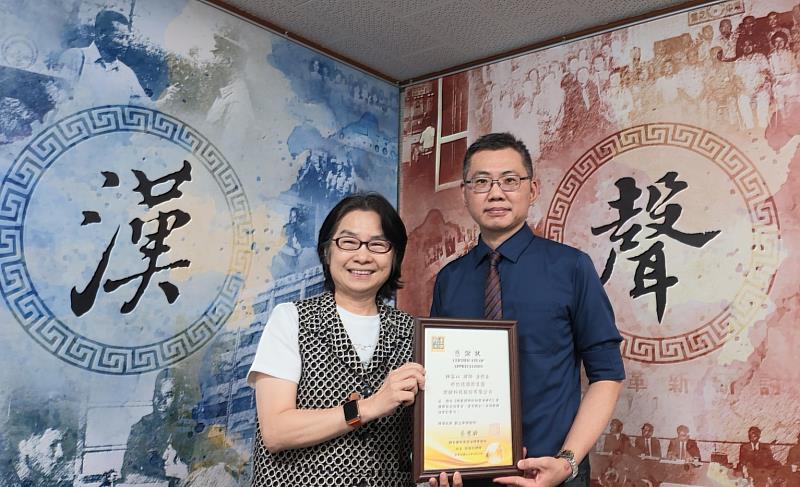 群景國際商務法律事務所所長蔡慧玲律師(左)頒贈廣播專訪感謝狀予平安恩慈國際法律事務所主持律師、跨鏈科技股份有限公司法務長林容以(右)。