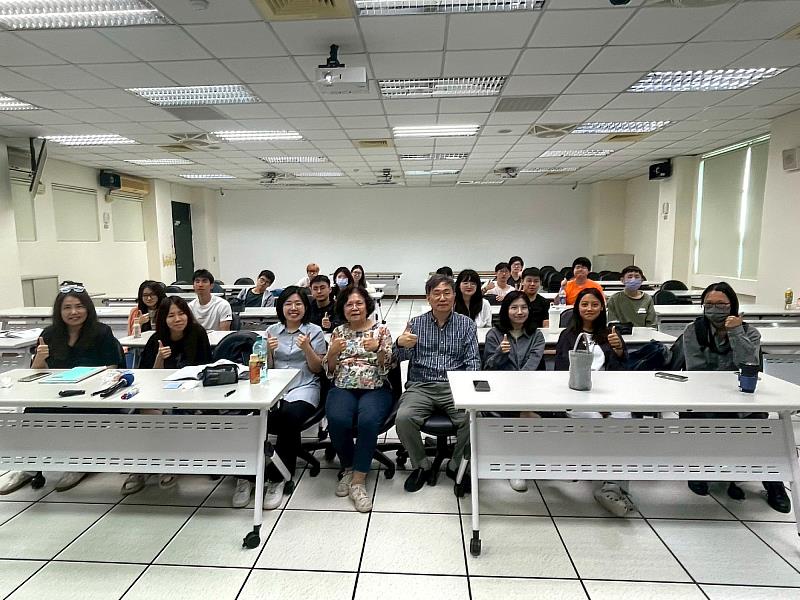 亞洲大學蔡秀芬副校長（左4）前來課堂上勉勵同學們跨域學習。
