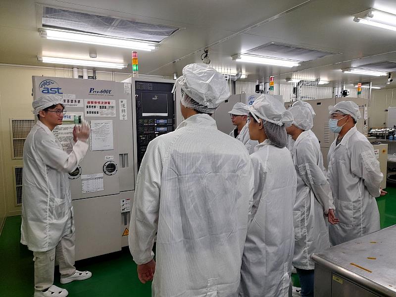 參訪學生於半導體無塵室聆聽研究團隊介紹半導體設備之操作與應用。