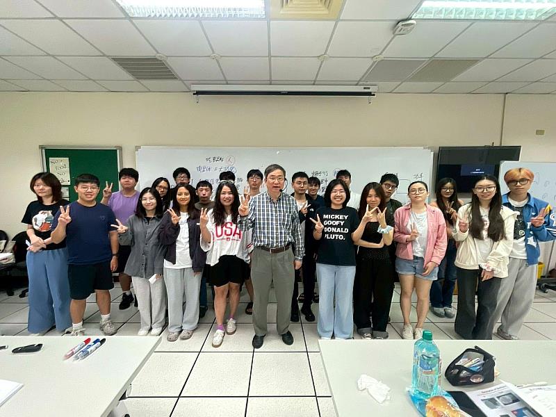國立中山大學物理系張鼎張講座教授（右6）、外文系陳淑娟主任（左5）與參加微學分課程的學生們合影。