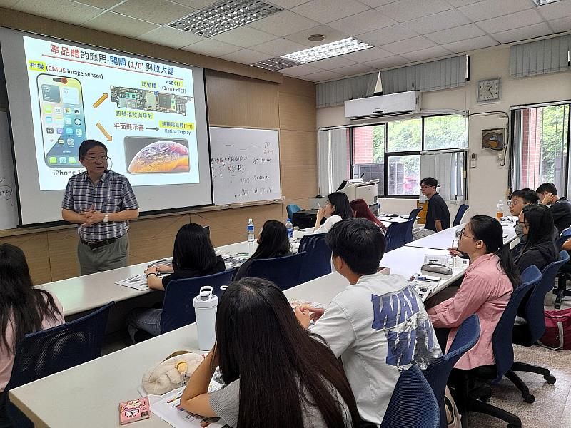 張鼎張講座教授以深入淺出的方式說明晶片設計及製造流程，內容精彩生動。