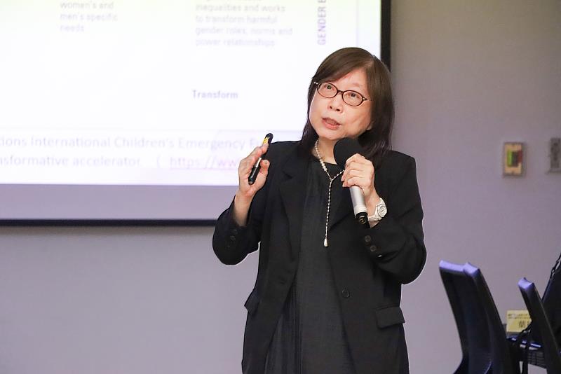 葉德蘭解析「國際社會近年性別主流化之趨勢分析」。(圖/淡江大學提供)