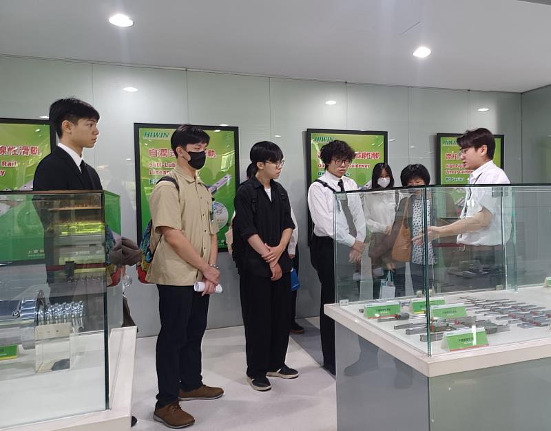 透過實際看見各項元件的生產與應用，同學們不僅了解企業創立至今的創新與突破，更學會透過閱讀企業的ESG報告來深層認識一家跨國龍頭。