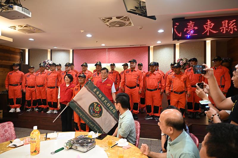 臺東「原民特搜隊」正式成軍!饒慶鈴縣長親授旗