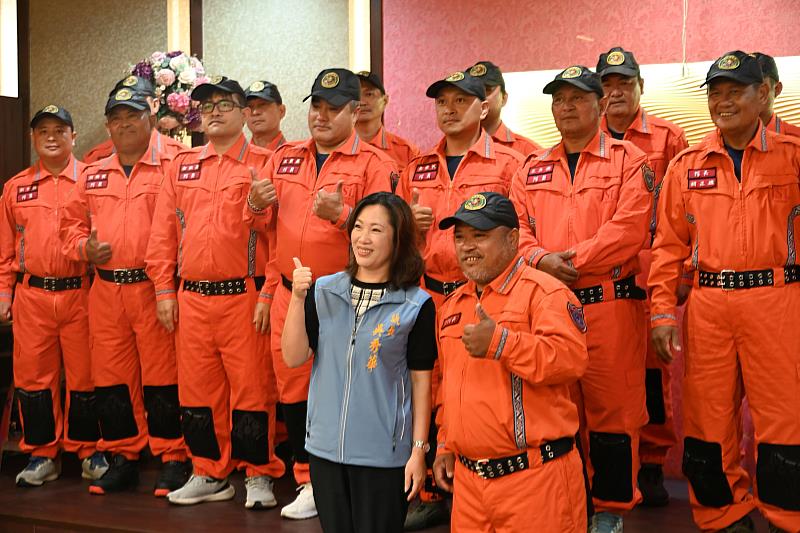 臺東「原民特搜隊」正式成軍!饒慶鈴縣長親授旗