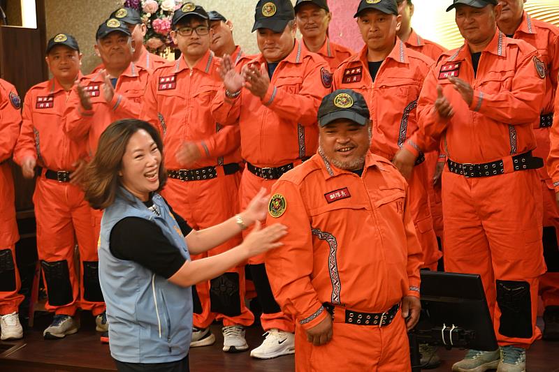 臺東「原民特搜隊」正式成軍!饒慶鈴縣長親授旗