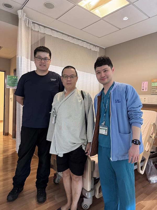患者感謝亞東醫院醫護。照片左起:陳昱璁護理師、患者、朱聖恩醫師。