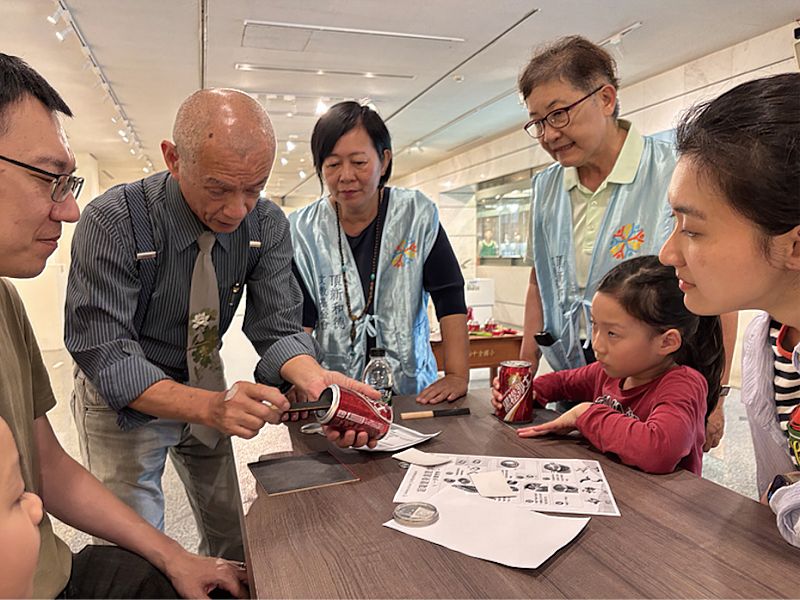「鋁罐新生-神雕俠鋁夫婦聯展」今年永靖成美藝廊展出,由藝術家李建宸與楊碧華伉儷共同展出。(圖/頂新和德文教基金會提供)