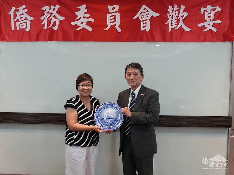 徐佳青(左)代表僑委會致贈紀念品予日本中華聯合總會代表羅鴻健(右)。