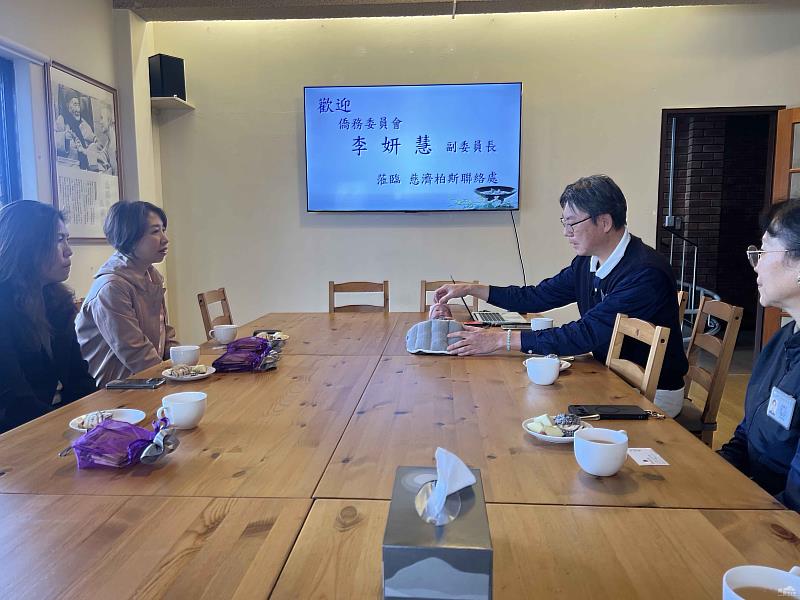 慈濟伯斯聯絡處負責人林文俊介紹協助早產兒慈善志業。