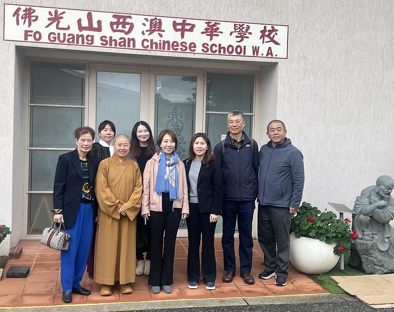 李姸慧（前排左3）參訪佛光山西澳道場及佛光山西澳中華學校。