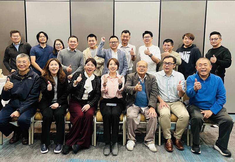 僑務委員會副委員長李姸慧（前排左4）首訪西澳伯斯聽取僑青建言。