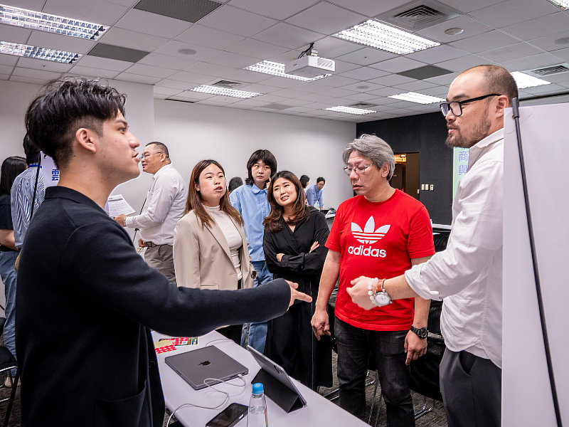 聚焦於「百工百業如何正確導入AI」展攤媒合氣氛熱絡。