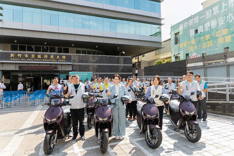 北區區公所里長電動公務機車撥交儀式大合照。