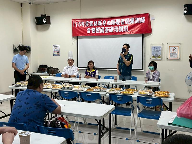 縣府林承辦人到場關心學員。