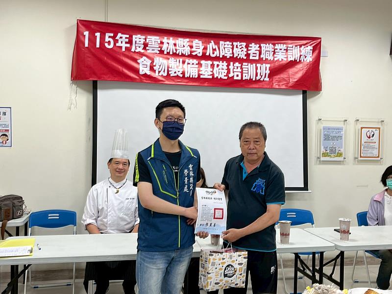 頒贈學員結業證書。