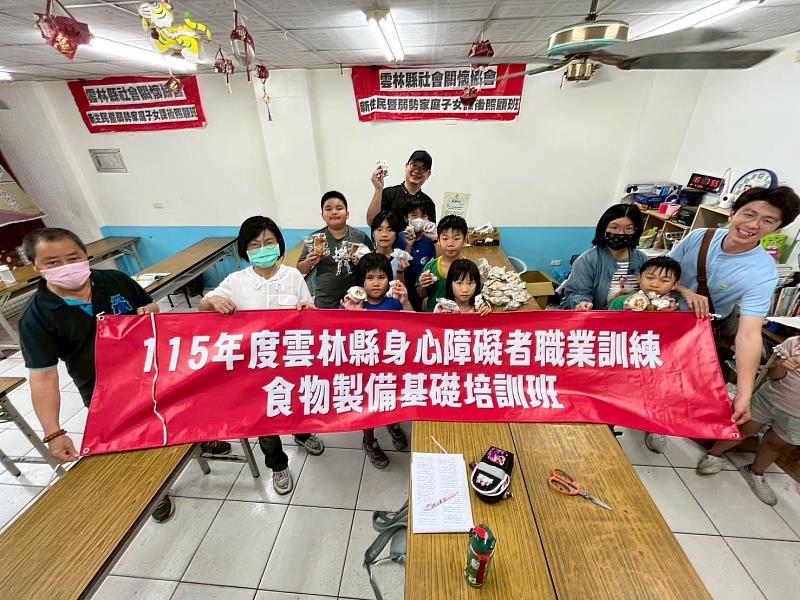 前往社福單位致贈學員成品。