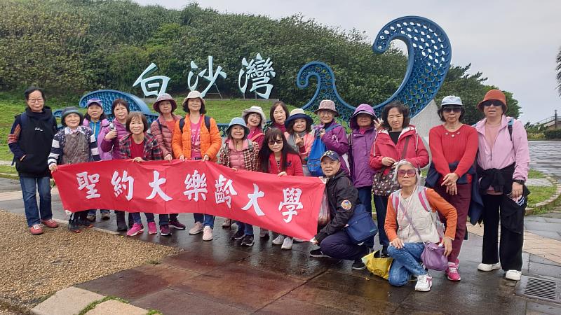 江香又（左7）及江蔡鳳貞（右4）認為聖約翰樂齡大學的校外參訪與旅遊，課程規劃精彩，讓她們交到許多知心好友。