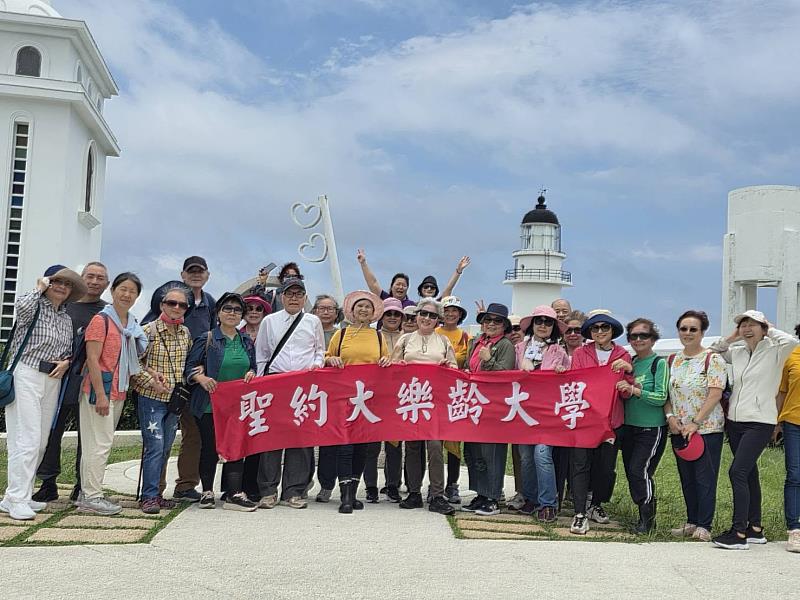 江蔡鳳貞（左4）、嚴碧如（左7）及江香又（左10）跟著樂齡大學同學一起造訪東北角三貂角燈塔步道及極東觀景台。