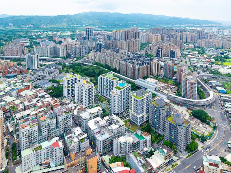 新北市政府針對鄰近三鶯線三峽站的三峽國光二期青年社會住宅住戶，推出「三鶯線通車紀念悠遊卡」。（新北住都中心提供）