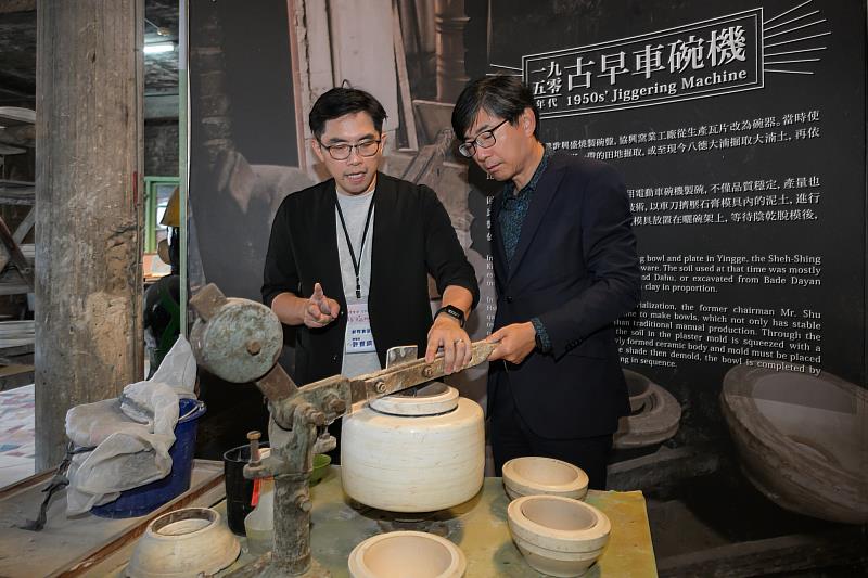 新旺集瓷許世鋼營運長進行導覽,經濟部產發署邱求慧署長體驗古早車碗機。