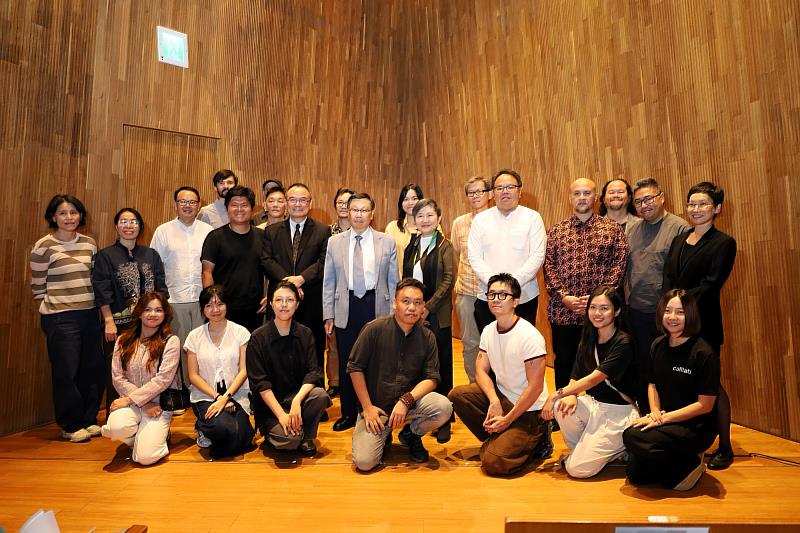 亞美館2026夏季3檔聯展今天起同步登場，圖中為蔡進發校長。