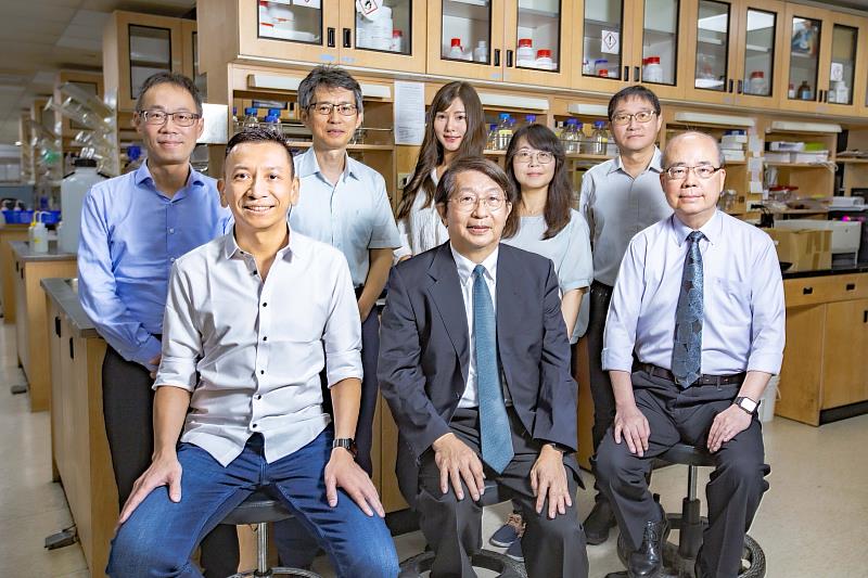陳金銓教授、楊智偉副校長、楊賢鴻主任(前排由左至右)與研究團隊合影。