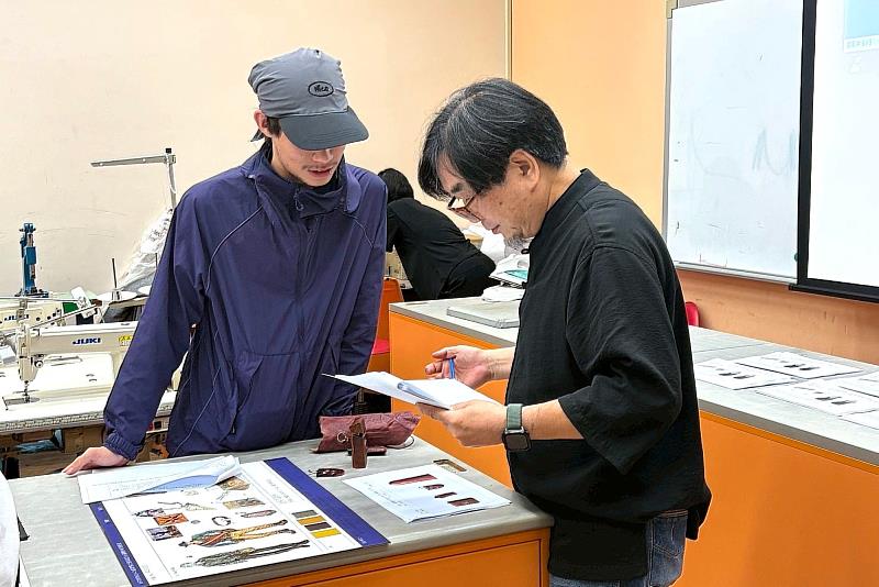 亞大時尚系服飾設計組同學,準備審查展示品,與專家交流。