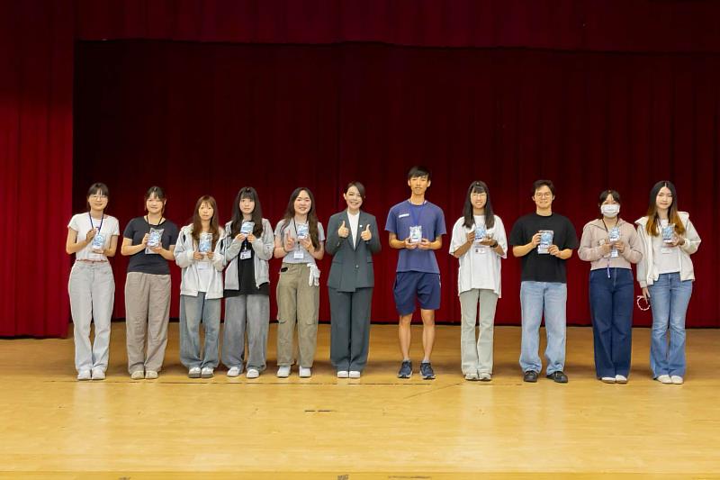 市長高虹安與10位正確搶答QA同學合影。