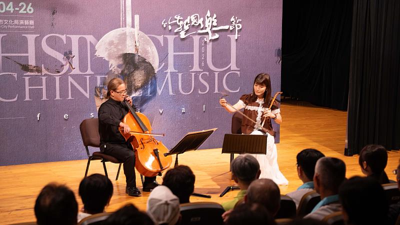 臺北市立國樂團演奏家張舒然（右）、臺北市立國樂團革胡首席邱應欽（左）。