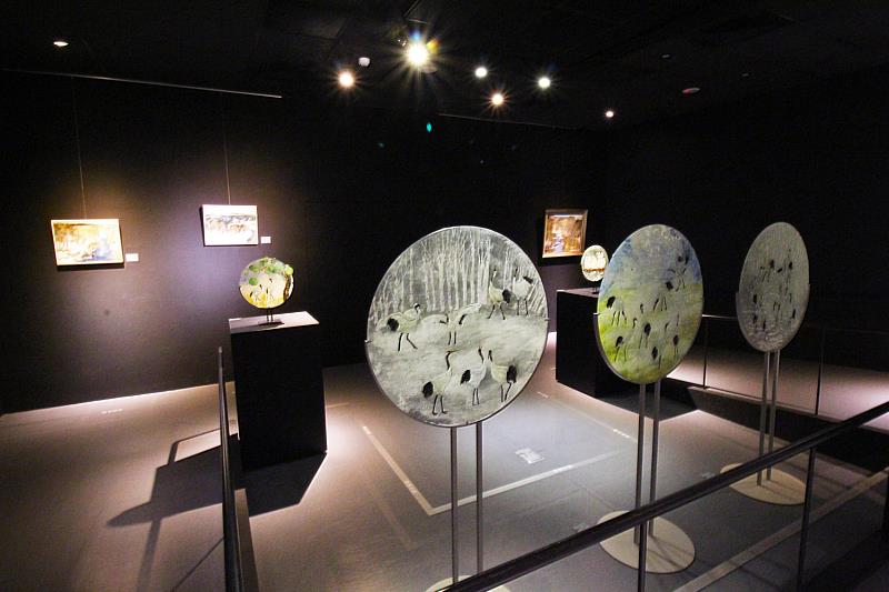 第一特展室《掬光焙影・鶴在其間－林芳仕琉璃創作展》。