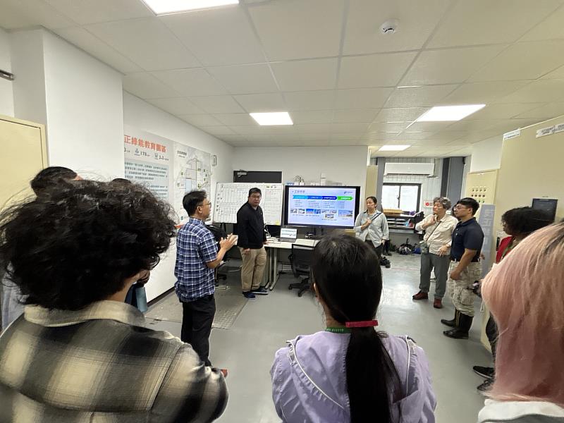 星耀投控介紹企業發展歷程、核心業務及人才培育規劃，協助學生認識產業發展趨勢。