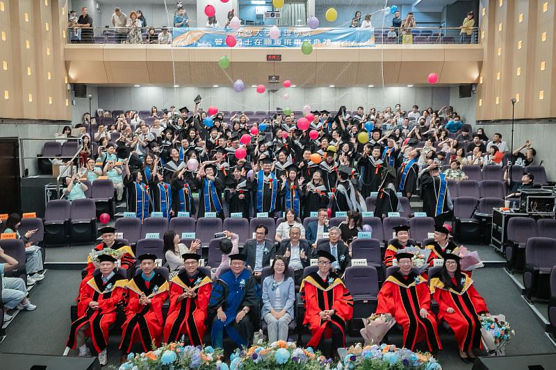 元智大學EMBA舉行113級畢業典禮，師長、貴賓與畢業生共同見證重要時刻。