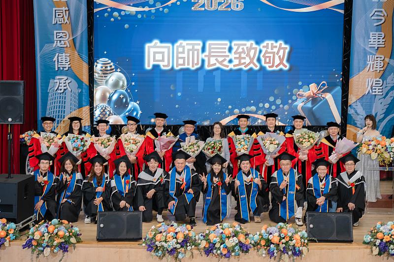 EMBA畢業典禮向師長致敬，感謝師恩。