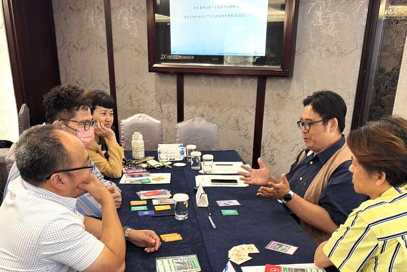 教師們體驗「2050 SDGs桌遊」,並分享自己的感想與覺察。