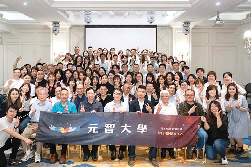 畢業謝師晚宴畢業生與教授合影。