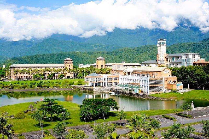 東華大學校園環境優美,保障大一與大二學生皆能百分百校內住宿。