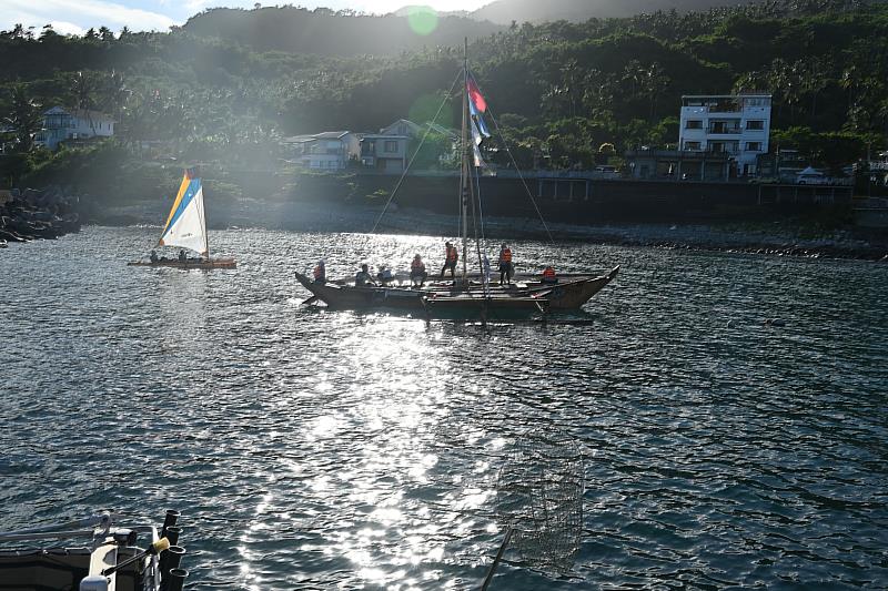 純手工無釘舟船「Mata No Riyal海洋之眼」環島功成，王志輝副縣長率團隊新蘭港親迎黑潮勇士，宣告7月臺東博覽會引路啟航。