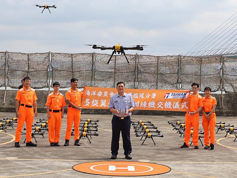 艦隊分署黃分署長檢驗並操作無人機訓練機。