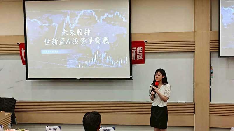 高中職組參賽同學上台分享如何在上百組競爭隊伍中，透過嚴格的操作紀律與模擬實戰經驗脫穎而出，展現新世代青年的金融素養。（世新大學管理學院提供）