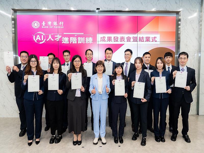 臺灣銀行凌董事長忠嫄（前排右5）與AI人才進階訓練學員合影。