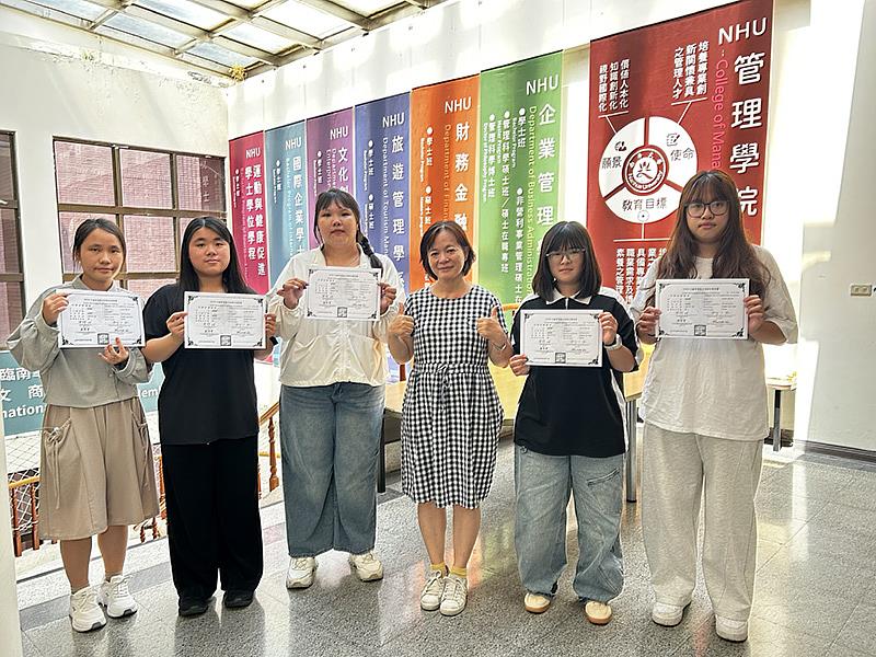 南華大學企管系落實學用合一,5位學生獲TIMS行銷專業認證,與企業管理學系袁淑芳主任(右3)合影。
