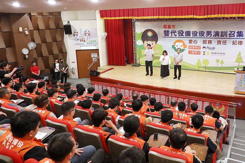 黃敏惠市長勉勵備役役男，祝福訓練順利。