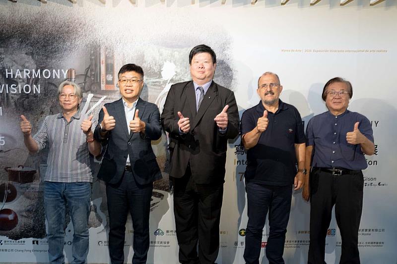 貴賓合影。(左起:蕭巨昇策展人、玄奘大學簡紹琦校長、文化局王翔郁局長、西班牙Artelibre主席岡薩雷斯.何塞恩里克、參展藝術家代表李振明教授)